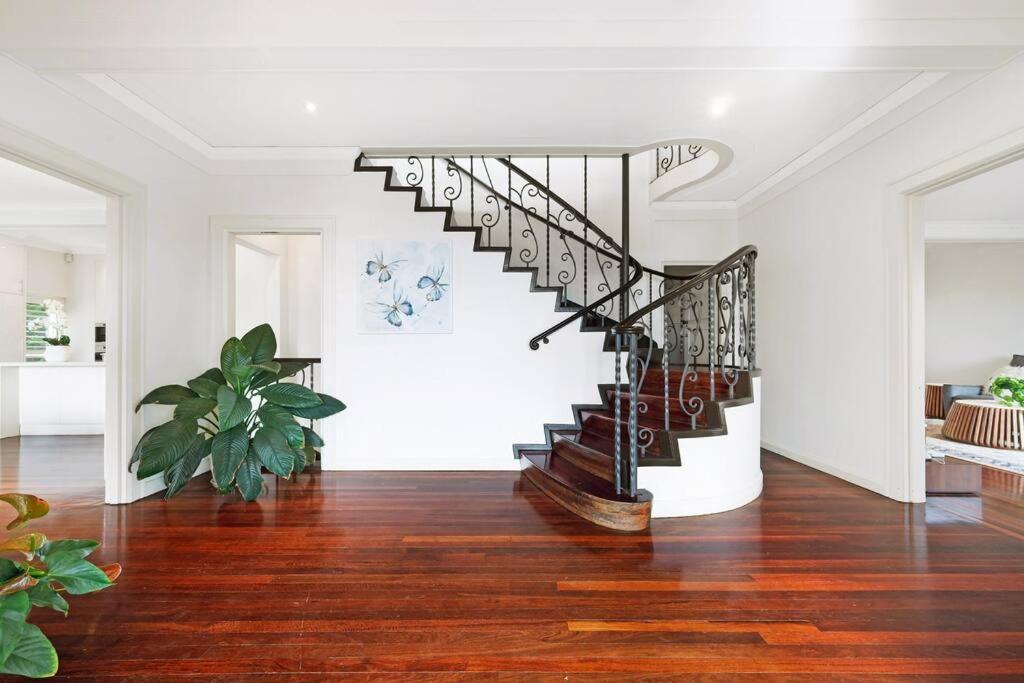 Holiday home Seaside Luxury With Pool & Harbor Views Sydney