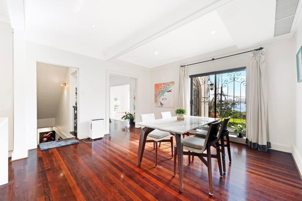 Seaside Luxury With Pool & Harbor Views Sydney