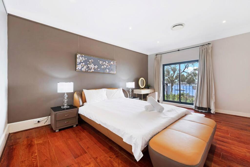 Seaside Luxury With Pool & Harbor Views Holiday home